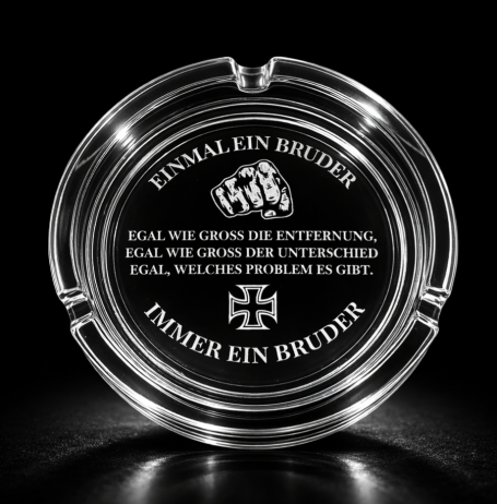Aschenbecher aus klarem Glas mit graviertem Text über Bruderschaft und Distanz.